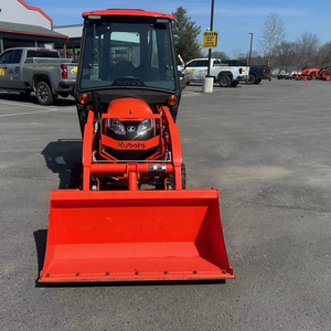 รถแทรกเตอร์ Kubota BX1880 ขับเคลื่อน 4 ล้อ สีแดง พร้อมอุปกรณ์ตักดินอเนกประสงค์ขนาดกะทัดรัดและบุ้งกี๋หน้า - Product Image 1