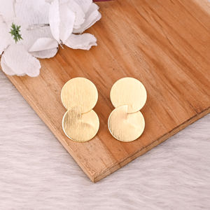 Boucles d'oreilles en laiton plaqué or jaune de créateur faites à la main finition mate cadeaux de mariage bijoux à la mode - Product Image 5