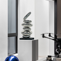 Sculpture empilable moderne en acier inoxydable poli, sérigraphiée – Art abstrait pour la décoration intérieure