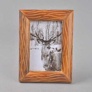 Marco de Fotos Rústico de Madera Hecho a Mano con Elegante Textura Ondulada Tallada a Mano, Soporte de Fotos de Madera Natural Decorativo para un Toque de Lujo - Product Image 5