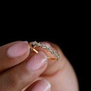 แหวนเงินแท้ 925 ชุบทอง 14k ประดับเพชรซิคอน ดีไซน์วงแหวนนิรันดร์ สำหรับผู้หญิง สวมใส่ในโอกาสหมั้นและแต่งงาน - Product Image 1