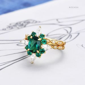 Bague de mariage assortie en or jaune massif 14 carats 2 pièces avec émeraude et moissanite de laboratoire de coupe ovale, bijoux de mariée en or de luxe - Product Image 4