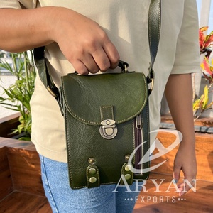 Bolso bandolera de cuero genuino de grano completo con varios compartimentos y soporte para teléfono móvil Bolso bandolera de cuero cosido a mano para unisex - Product Image 1