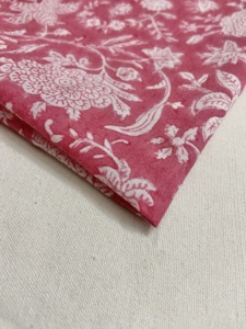 Textil de Algodón Estampado a Mano con Diseño Floral Rojo Tradicional Indio, Diseño Botánico Indio Vintage - Product Image 4