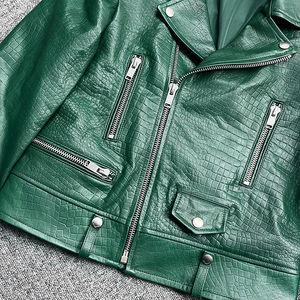 เสื้อแจ็คเก็ตหนังมอเตอร์ไซค์สีเขียวสำหรับผู้หญิง ตัวอย่างลายนูนแบบเรียบ ทรงสั้นเข้ารูป สไตล์ไบค์เกอร์ OEM เสื้อคลุมกันน้ำผ้าขนสัตว์ ขายส่ง - Product Image 3