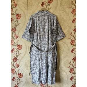 Robe kimono en coton fleuri, respirante et idéale pour les loisirs - Product Image 4