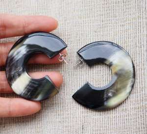 ต่างหูแฟชั่นงานหัตถกรรมรูปเขาควายขัดเงาเครื่องประดับแฟชั่นสำหรับสาวทันสมัยทำด้วยมือโดยงานฝีมือ - Product Image 1