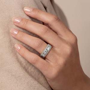 Bague solitaire plaquée rhodium avec rubis et jade - Bijou raffiné et élégant - Product Image 2