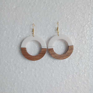 Pendientes de aro de resina en forma de C de nuevo diseño moderno, joyería de moda de diamantes con estilo para niñas y mujeres, uso diario y ropa de fiesta - Product Image 3