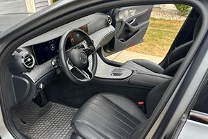 Véhicule d'occasion de luxe 2023 à vendre : Berline AWD, 11 000 miles, moteur turbo 6 cylindres, performances premium, finition mate, intérieur cuir foncé, jantes R18 - Product Image 4