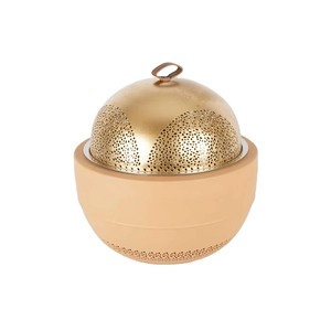 Plat à gratin design avec couvercle ajouré doré, idéal pour la vaisselle haut de gamme, le service en cuisine et les occasions spéciales, provenant d'Inde. - Product Image 1