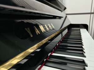 Piano Vertical Yamaha U1G Usado, Color Negro, Piano Acústico Japonés de Segunda Mano para Músicos Profesionales, Suministro de Fábrica - Product Image 2
