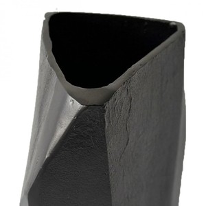 Vase à facettes en fonte d'aluminium noir charbon de bois fait à la main décor à la maison pièce d'accent décorative design intérieur contemporain moderne - Product Image 4