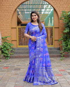 Handpicked Dola Silk Bandhej Print Sarees Lite Weight avec Allover Zari Weaving Border Design pour la mode indienne et pakistanaise - Product Image 1