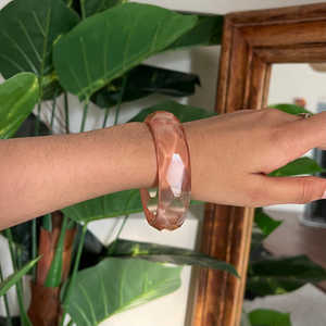 Bracelet jonc tendance en résine rose facettée, bijou de poignet audacieux et épais en acrylique, artisanat en résine, mode pour femme - Product Image 1