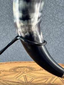 Cuerno para beber de alta calidad de estilo vikingo de gran tamaño con correa de hombro ajustable para Recreaciones históricas a un precio asequible - Product Image 2