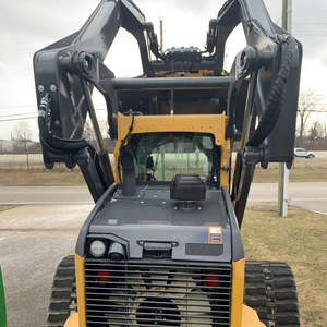 Chargeuse compacte sur chenilles John Deere 325G de type chenillé, jaune, montée sur chenilles avec attache de godet - Product Image 2