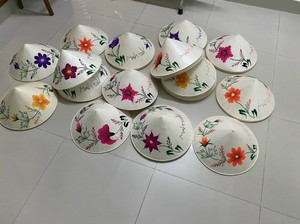 Chapeau conique en feuilles de palmier en bambou tissé à la main Vietnam Parfait pour les voyages en plein air Protection solaire culturelle - Product Image 5