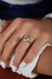 Anillo de compromiso redondo brillante 2,50 Ct Moissanite Solitaire en oro sólido de 18 quilates Anillo de corte redondo Delicado y elegante para mujer - Product Image 2