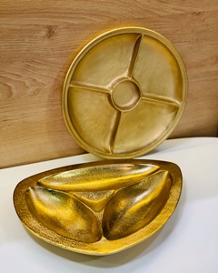 Dôme à gâteau élégant en fonte d'aluminium avec couvercle en verre pour la présentation de gâteaux en boulangerie et café - Product Image 5