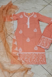 Completo elegante in cotone di alta qualità con bellissimo segno di lavoro in filo Chikankari splendidamente ricamato Dupatta