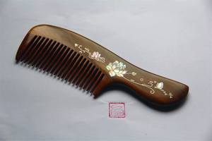 Peigne à cheveux en bois fait à la main avec style à la mode AVANTAGES STATIQUES Salon et usage commercial Peigne en bois en gros de l'Inde - Product Image 4