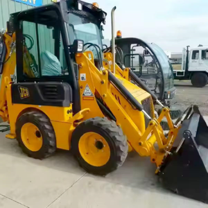 Chargeuse compacte et pelle rétrocaveuse JCB 1CX modèle 2022 d'occasion avec moteur Caterpillar, capacité de charge nominale de 9 tonnes, chargeurs avant et arrière - Product Image 2