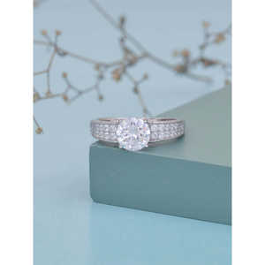 Anillo de diamante de plata solitario de 2 quilates adornado Anillo de diamante de plata solitario de 2 quilates elegante - Product Image 2