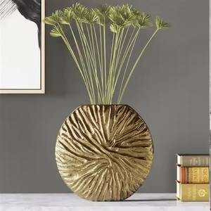 Jarrón de Flores de Latón Estilo Vintage para Decoración Moderna del Hogar, Maceta de Metal Grabada Floral para Mesa, Repisa o Estante - Product Image 3