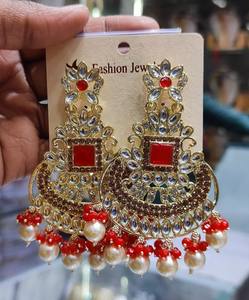 ต่างหูแบบอินเดียโบราณทันสมัย ชุบทอง ประดับเพชรซิร์คอน พร้อมดอกไม้ประดับมุกเทียม สำหรับผู้หญิงและเด็กผู้หญิงในงานแต่งงาน - Product Image 3