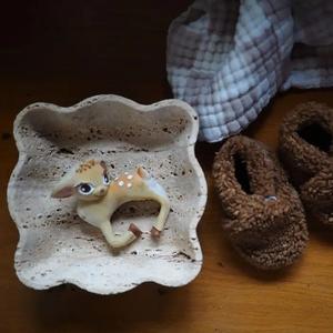 Bol décoratif en travertin ondulé avec une forme unique artisanale, élégance naturelle, style moderne et charme artisanal durable - Product Image 5