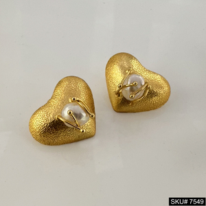 Pendientes de tuerca de PERLA en forma de corazón chapados en oro de 18 quilates, joyería romántica de latón para regalo - Product Image 1