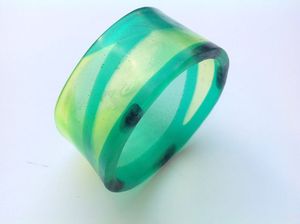 Rond de serviette en résine fait à la main avec fleurs séchées intégrées pour une table à manger élégante inspirée de la nature - Product Image 2