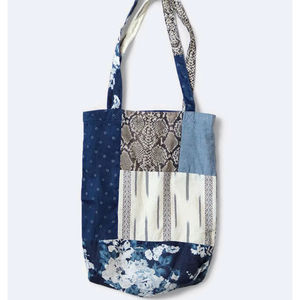 Sac fourre-tout en tissu de coton mélangé à motifs patchwork bleus, imprimé serpent et floral, écologique et réutilisable - Product Image 1