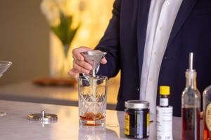 Jigger de bar à large ouverture en acier inoxydable, outil de mesure de précision pour cocktails avec base stable, versement facile et design de bar professionnel - Product Image 5