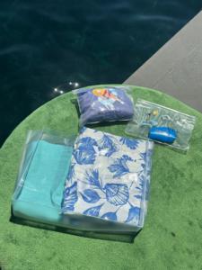 3-Piece Clear PVC Beach & Cosmetic Bag Set | Transparent 3-in-1 Wet Swimwear Pouch & Slide Zipper <b>Sunscreen</b> Bag - Product Image 1