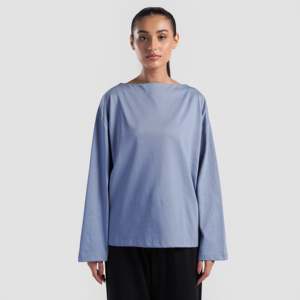 Elevate JK Blue Boat Top : un élément de mode simple et élégant - Product Image 1