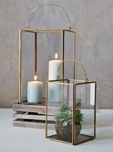 Lanterne à bougie en verre carrée imprimée en typographie, avec cadre en métal argenté brillant de haute qualité, fabriquée à la main en Inde, décoration d'intérieur exclusive - Product Image 1