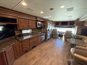 Camping-car de luxe Fleetwood Discovery 40G de 2018 à 2020, 41 pieds, entièrement équipé, faible kilométrage, prêt à l'exportation, 4-6 personnes - Product Image 5