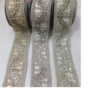 Hecho a medida con cintas bordadas a máquina de diseño de bordes rizados en diseños florales y en 3 colores para vestidos de novia - Product Image 1