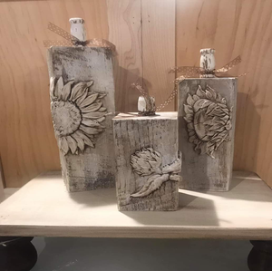 Candelabros de madera estilo granja desgastados con un relieve de girasol blanco elevado, disponibles a precios al por mayor. - Product Image 1