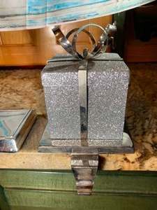 Soporte de media de metal en acero de la mejor calidad con forma y tamaño únicos, perfecto para vajilla elegante y artículos de decoración del hogar - Product Image 6