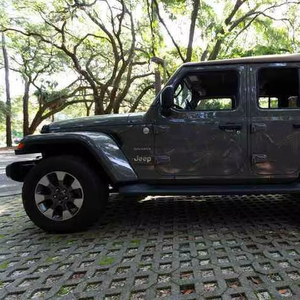 Jeep Wrangler Unlimited Sahara 2024, Volante a la Izquierda, Asientos de Cuero, 5 Plazas, Faros de Xenón, Pantalla Táctil, Cámara Trasera, Euro IV, EE. UU. - Product Image 1