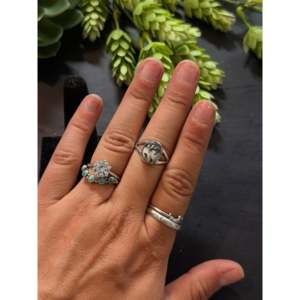 Bague artisanale Navajo en argent sterling et buffle blanc avec incrustation de pierre naturelle taillée, style hip-hop pour un usage quotidien - Product Image 2