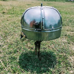 Casco vikingo de acero inoxidable ajustable hecho a mano, armadura de acero suave, accesorio para disfraz de Halloween, cuchillos de borde, OEM disponible - Product Image 6