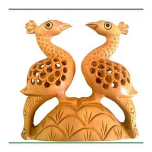 Figurine de paon en bois sculptée à la main et conception de contre-dépouille Sculpture en bois finement détaillée pour la décoration intérieure cadeau et collection - Product Image 1