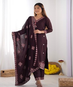 Chinon Top Bottom Dupatta Set Diseñador Ropa étnica con bordado elegante y detalles impresos a bajo precio Kurta - Product Image 5