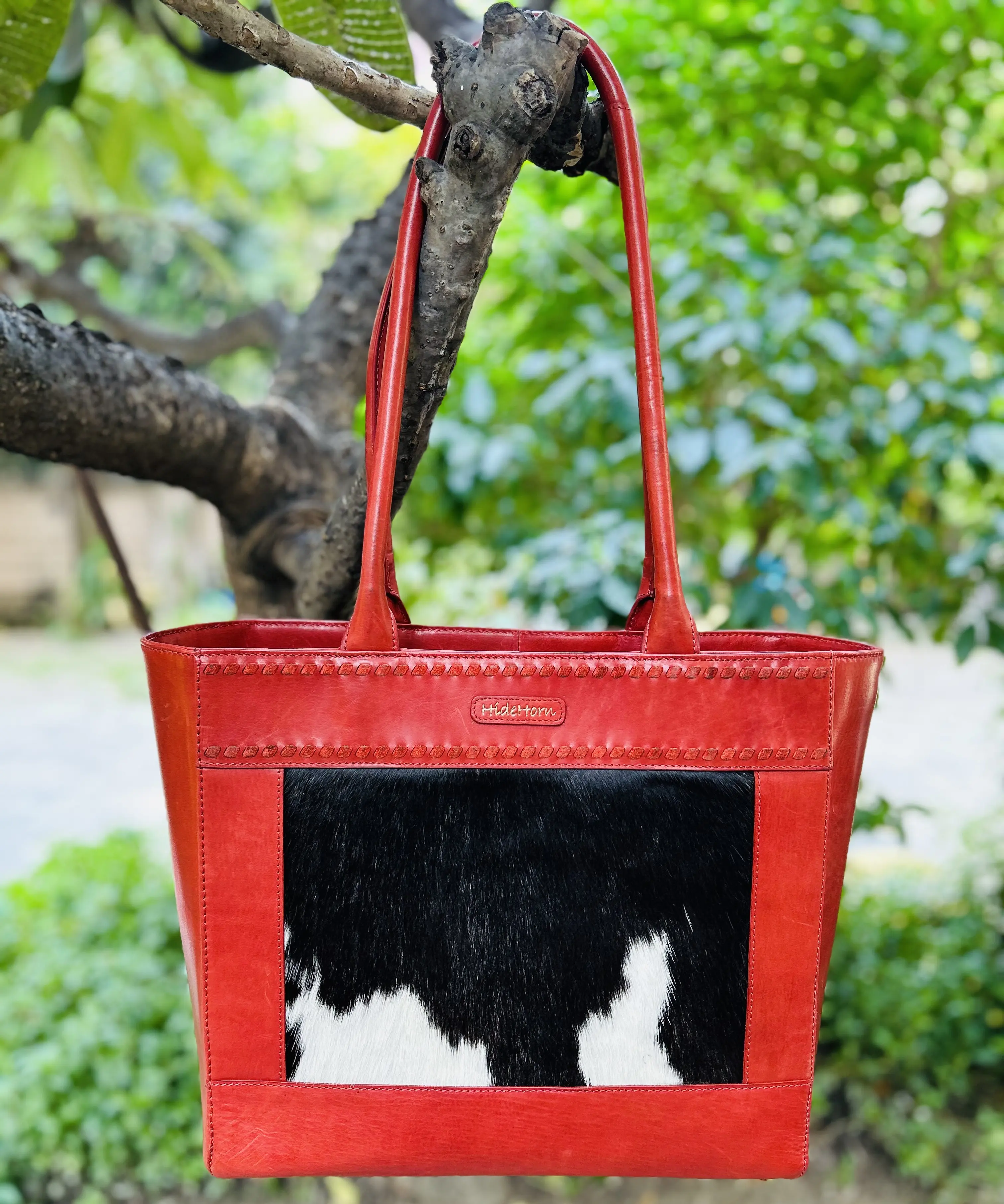 ガンホルダースタイルとユーティリティを備えた女性のための牛革と赤い革のトートバッグのプレミアム品質のナチュラルヘア