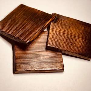 Diseño de Posavasos de Madera Sostenible que Utiliza Materiales Naturales para Proteger las Superficies de Mesa de Daños - Product Image 1