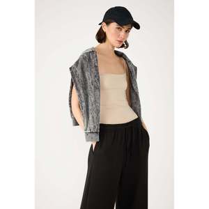 Blusa Casual Elástica con Tirantes Finos y Logotipo Frontal 100% Algodón - Product Image 2